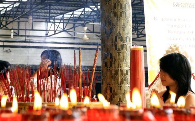 BERITA FOTO - Khusyuknya Umat Berdoa Sambut Imlek - 22-20150219DIN2_Sembahyang_Imlek_OL.jpg