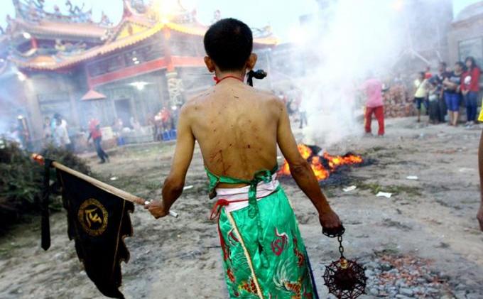 BERITA FOTO - Aksi Tatung Tua - 1-CAP_GOMEH.jpg