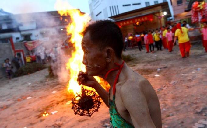 BERITA FOTO - Aksi Tatung Tua - 2-CAP_GOMEH.jpg