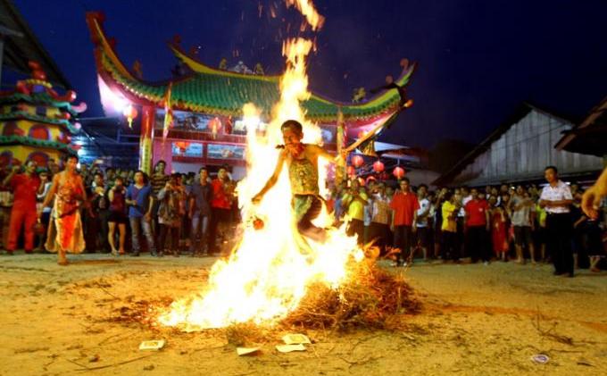 BERITA FOTO - Aksi Tatung Tua - 3-CAP_GOMEH.jpg
