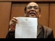 20110606_Tunjukkan_Surat_Pemberhentian_Sementara_Hakim_Syarifuddin.jpg