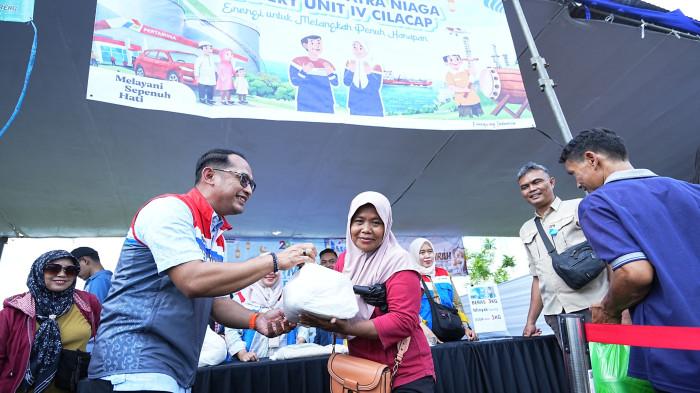 06032026 Pertamina Kilang Cilacap menjual sembako di bawah harga standar di Pasar Murah