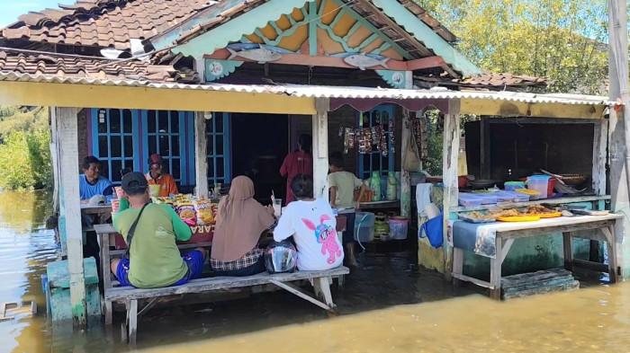 11022025_Warga dan pengunjung wisata di Pantai Ngebum Kendal_2