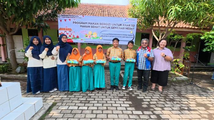 11112025 PWP Pertamina Cilacap bagikan makan bergizi gratis