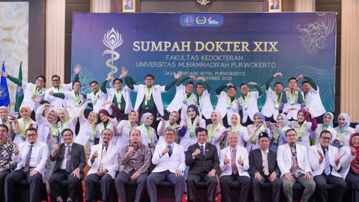 11112025 rektor ump purwokerto saat sumpah dokter