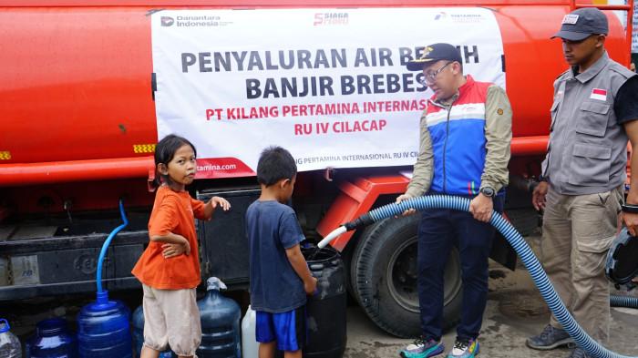 12112025 pertamina cilacap salurkan air bersih di lokasi bencana banjir bumiayu brebes