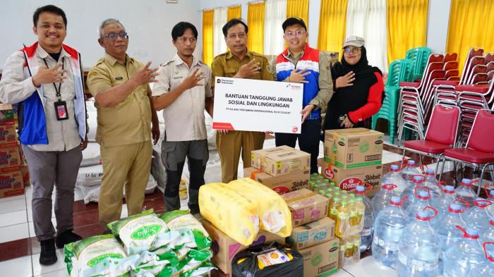 12112025 pertamina cilacap salurkan logistik di lokasi bencana banjir bumiayu brebes