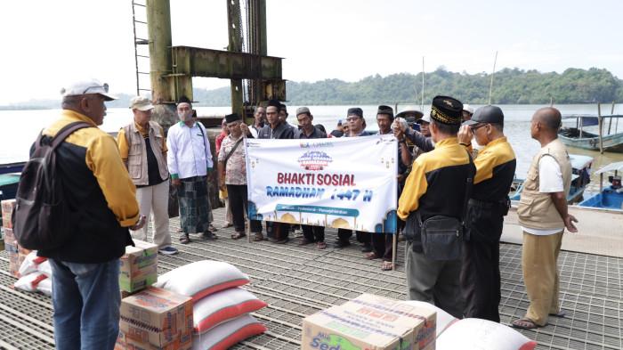 18032026 Bazma Kilang Cilacap serahkan bansos ke warga kampung laut