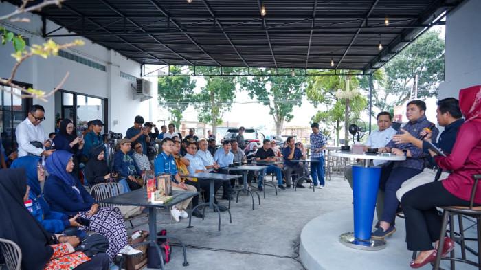 DISKUSI KAMPUS - Pusat Studi Kebijakan Publik dan Kepemimpinan Universitas Muhammadiyah Purwokerto (UMP) menggelar diskusi bertajuk 'Creative Hub, UMKM dan Digitalisasi: Pilar Ekosistem Ekonomi Kreatif Modern' pada Senin (16/2/2026) di Samara Cafe & Eatery Purwokerto. Kegiatan ini menjadi ruang strategis untuk mempertemukan gagasan akademik, pemangku kebijakan, dan pelaku industri kreatif dalam mendorong penguatan ekosistem ekonomi kreatif di wilayah Jawa Tengah bagian barat.