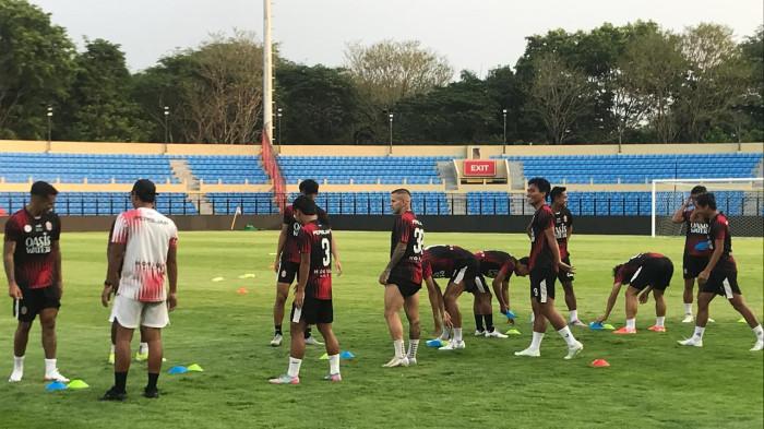 LATIHAN PERSIJAP - Para pemain Laskar Kalinyamat melaksanakan latihan di Stadion Gelora Bumi Kartini Jepara belum lama ini.