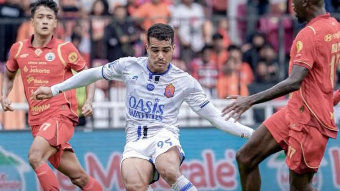 DUEL PEMAIN - Pemain Persijap Jepara (jersey putih) berduel dengan pemain Persija Jakarta (jersey merah) pada laga lanjutan BRI Super League 2025/2026, Sabtu (3/1/2026) di Stadion GBK Jakarta. Skor 0-0 menyudahi 45 menit babak pertama. (Dok. Persijap)