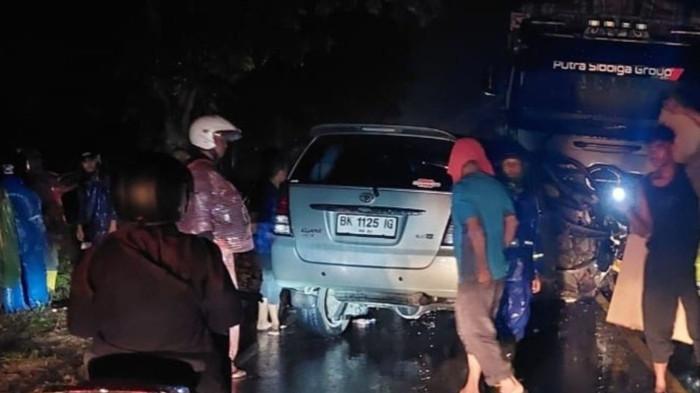 Selip di Tikungan Licin, Innova Tabrakan dengan Truk, 2 Tewas dan 1 Luka Berat
