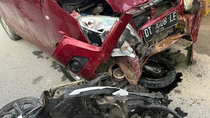 Pengemudi Mobil Gendong Anak Kecil Diamuk Warga Setelah Kecelakaan Beruntun Tewaskan Pemotor