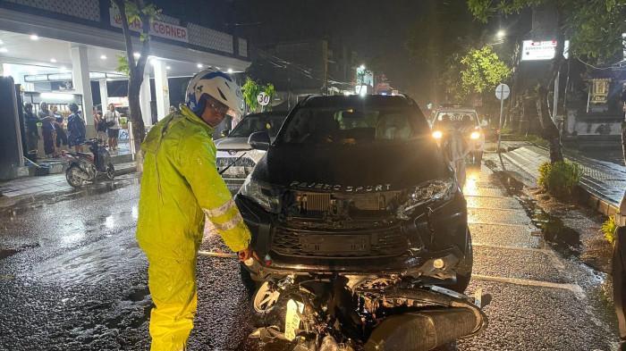KECELAKAAN: Personel Satlantas Polres Jembrana saat melakukan penanganan kecelakaan melibatkan mobil dan sepeda motor di Jalan Ngurah Rai, Kelurahan Dauhwaru, Kecamatan Jembrana, Rabu 30 Juli 2025 malam. (TRIBUN BALI/ISTIMEWA)