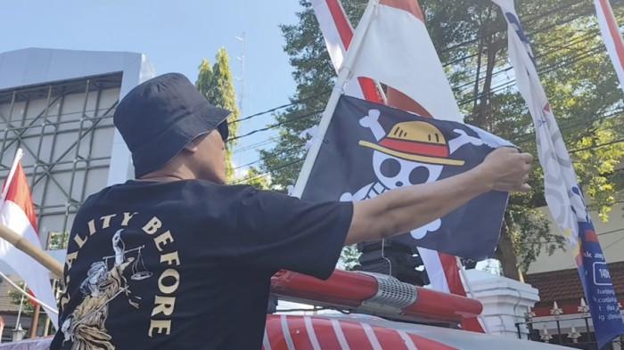 PASANG BENDERA - Warga yang tergabung dalam 