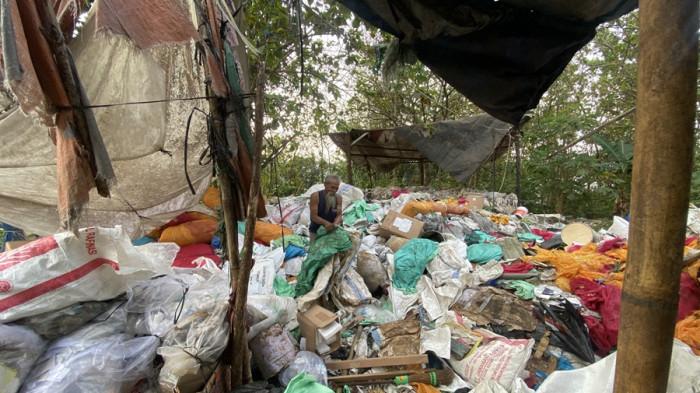 Suasana di area sekitar TPA Blondo, Bawen, Kabupaten Semarang, Senin (4/8/2025). Seorang warga memilah barang-barang di tengah tumpukan sampah.