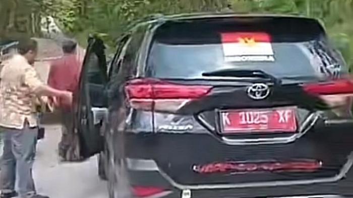 Viral di media sosial sebuah mobil dinas alami kecelakaan dan dinarasikan meminta ganti rugi kepada sopir truk yang menabrak.