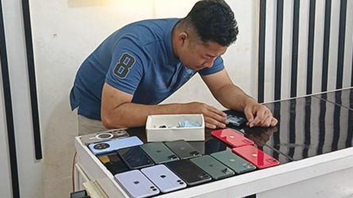PERSEWAAN IPHONE - Gery Setiawan pemilik Pusat Sewa ID Boyolali saat melayani customer, Senin (4/7/2025). Seorang mahasiswi asal Klaten menyewa dua unit iPhone selama dua bulan, namun tak kunjung mengembalikannya.