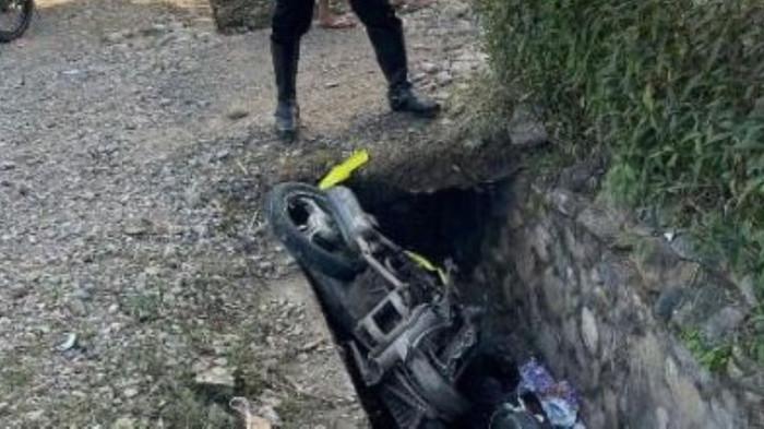 OLAH TKP - Personel Satlantas Polres TTU saat melakukan olah TKP di lokasi kejadian kecelakaan lalu lintas yang merenggut nyawa korban Gregorius Nitjano. (POS-KUPANG.COM/HO-POLRES TTU)