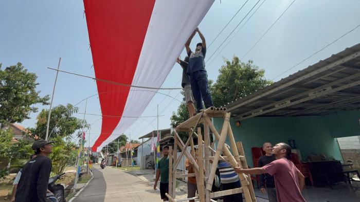 Potret Bendera Merah Putih Sepanjang 250 Meter di Batang