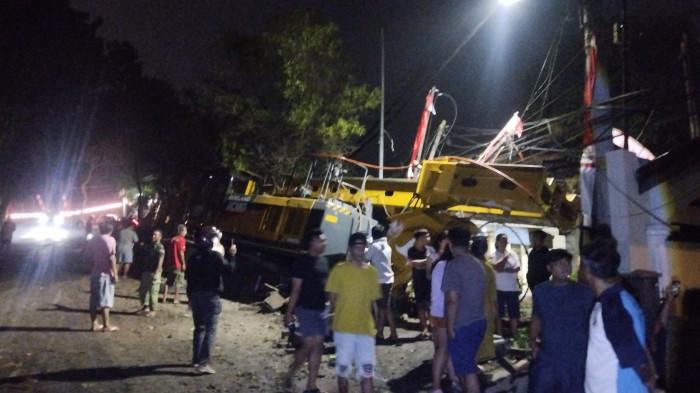 Truk yang membawa muatan alat berat menimpa rumah warga di jalan Gombel Lama