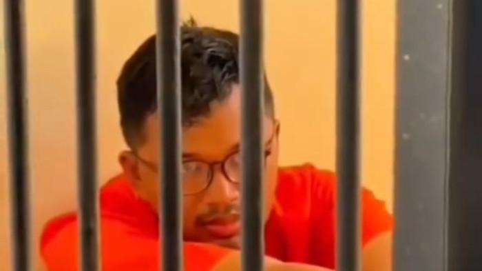 KOMPAS.COM/ISTIMEWA
TERSANGKA PEMBUNUHAN - Aditya Hanafi, tersangka kasus pembunuhan pegawai BPS Halmahera Timur saat ditahan di Sel Polsek Maba Selatan, Kabupaten Halmahera Timur.