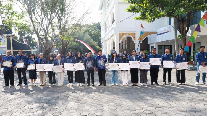 MAHASISWA BERPRESTASI: Rektor Universitas Semarang (USM), Dr Supari memberikan penghargaan kepada empat Mahasiswa Berprestasi (Mawapres) pada Minggu, 17 Agustus 2025. Penghargaan diserahkan bertepatan dengan peringatan Hari Ulang Tahun (HUT) ke-80 RI. (Dok USM)