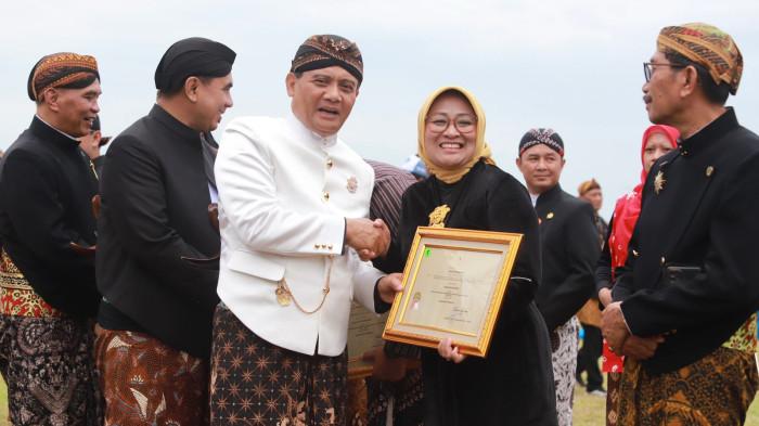 RAIH PENGHARGAAN: Kabupaten Kebumen mendapat penghargaan sebagai daerah dengan capaian jumlah kehadiran tertinggi dalam pemeriksaan kesehatan gratis (PKG) di Jawa Tengah. Penghargaan diserahkan Gubernur Jawa Tengah Ahmad Luthfi kepada Bupati Kebumen Lilis Nuryani, usai Upacara Peringatan Hari Jadi Ke- 80 Provinsi Jawa Tengah  di lapangan Kawasan Industri Terpadu Batang (KTB) Kabupaten Batang (Selasa, 19/8/2025). (Dok Pemkab Kebumen)