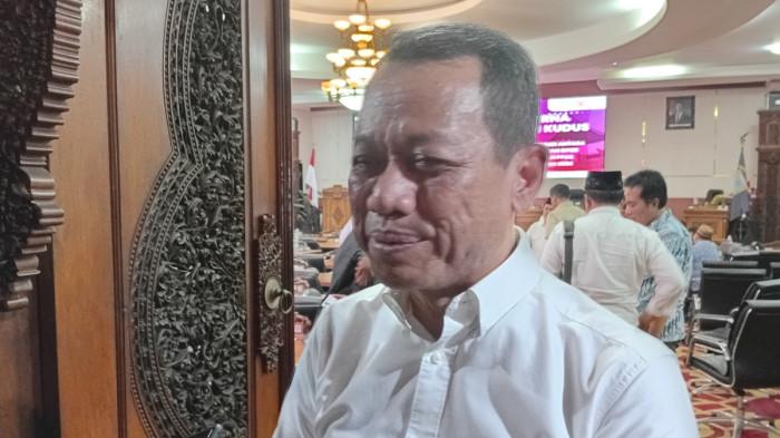 SAMPAIKAN KETERANGAN - Bupati Kudus, Sam'ani Intakoris menyampaikan tanggapan terkait pembebastugasan Kepala Dinas Perdagangan saat ditemui, Jumat (29/8/2025) usai Paripurna DPRD Kudus. Pencopotan sementara Kepala Dinas Perdagangan menyusul pemeriksaan yang bersangkutan atas dugaan pelanggaran disiplin ASN. 