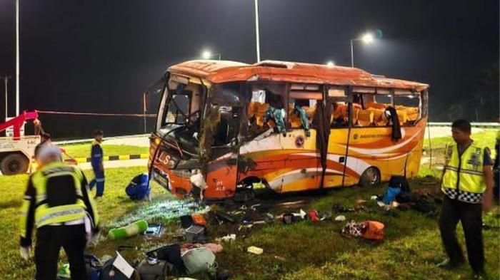 Bus ALS Terbalik di Exit Tol, 2 Atlet Karate Tewas dan 29 Luka-Luka, Sopir Kabur