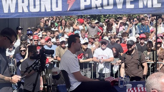 Politikus sayap kanan Charlie Kirk berbicara dalam sebuah acara publik di Utah Valley University beberapa menit sebelum ia ditembak di Orem, Utah, pada 10 September 2025.