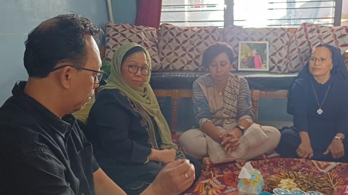 BUKAN KECELAKAAN - Koordinator Jaringan Nasional  GUSDURian  Alissa Wahid bertemu dengan Inggit ibunda dari Iko mahasiswa Unnes yang kematiannya janggal di Ngaliyan, Kota Semarang, Rabu (10/9/2025). Pertemuan kurang dari 2 jam itu membahas berbagai hal dengan kesimpulan ada dugaan penyebab kematian Iko bukan murni kecelakaan.