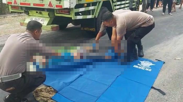 EVAKUASI - Proses evakuasi pengendara sepeda motor yang tewas di Jalan Desa Sambirejo - Desa Metesih, masuk Desa Sambirejo, Kecamatan Jiwan, Kabupaten Madiun. (TRIBUN JATIM/ISTIMEWA)