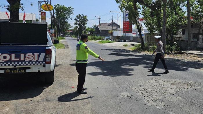 Gagal Salip Dump Truk, Pemotor Tewas di TKP Kecelakaan