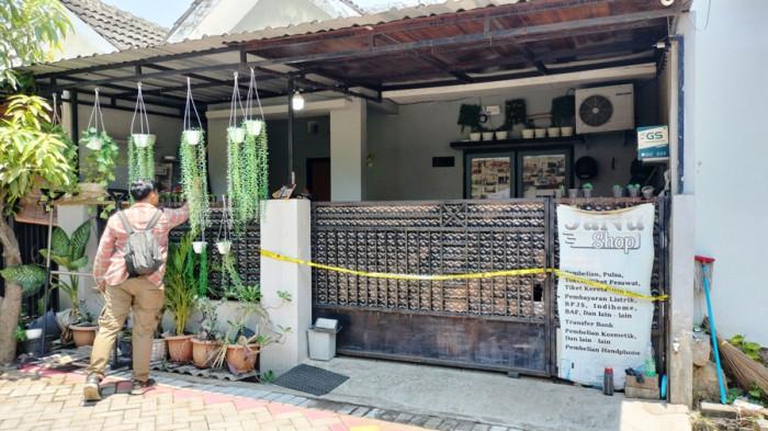 LOKASI PEMBUNUHAN - Suasana rumah bercat abu-abu milik Ika Rahmawati di sebuah gang Kelurahan Karangroto, Kecamatan Genuk, Kota Semarang, Senin (22/9/2025). Hingga kini police line masih melintang di pagar rumah pasca peristiwa tragis pada Kamis (18/9/2025) malam.