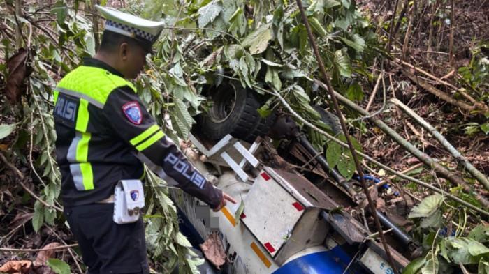 KECELAKAAN TRUK - Truk terjun ke jurang di Jalan Trans Sulawesi, tepatnya di Pendakian Sarimi, Desa Bahari, Kecamatan Tolala, Kabupaten Kolaka Utara, Provinsi Sulawesi Tenggara (Sultra), Rabu (24/9/2025) dini hari. Kecelakaan mengakibatkan satu orang meninggal dunia. (TRIBUN SULTRA/ISTIMEWA)