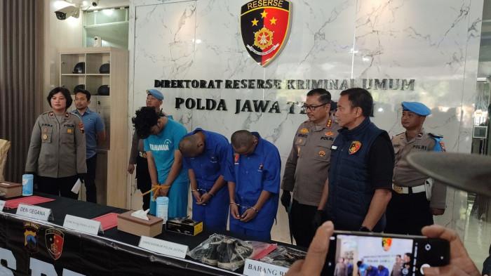 DITAHAN - Polisi menunjukkan beberapa tersangka kasus bom molotov saat aksi demonstrasi pada konferensi pers di Mapolda Jateng, Kota Semarang, Kamis (25/9/2025). Ada beberapa tersangka yang dikembalikan ke orangtuanya karena masih di bawah umur.