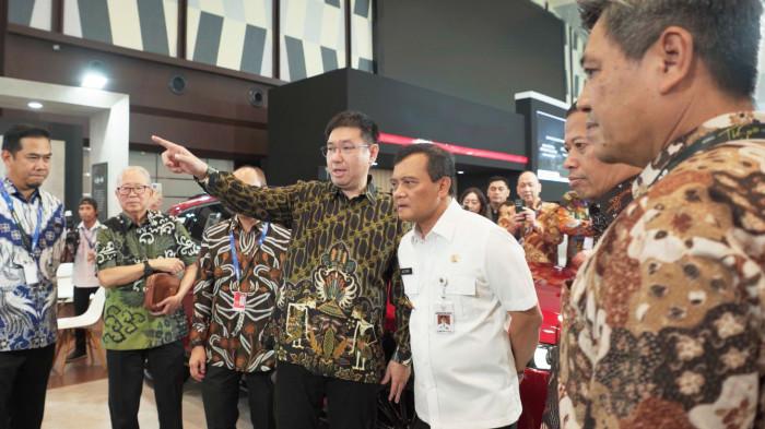 20250925_Gubernur Jawa Tengah, Ahmad Luthfi mengunjungi stan Mazda di GIIAS Semarang_1