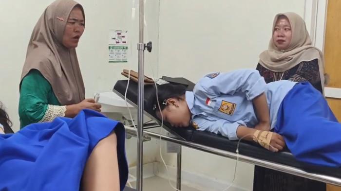 KESAKITAN - Para siswa kelas VIII SMP Negeri 1 Kragan kesakitan memegang perut didamping orang tua di puskesmas Kragan mereka kesakitan diduga keracunan usai memakan MBG.