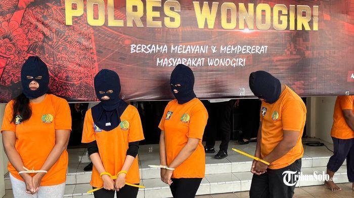 PENCURIAN - Aksi pencurian dilakukan oleh dua karyawati toko emas di Wonogiri. Dua pelaku, SS (22) dan HS (20), warga Kecamatan Tirtomoyo, mencuri satu gelang emas seberat 101,4 gram dari tempat mereka bekerja di Kelurahan Giritirto, Kecamatan Wonogiri. Aksi itu dilakukan pada Rabu (10/9/2025) 
