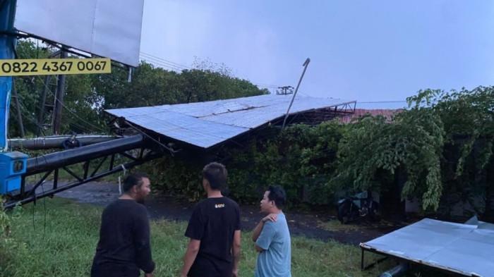 BREAKING NEWS Pohon dan Baliho Roboh Diterjang Angin Kencang di Demak