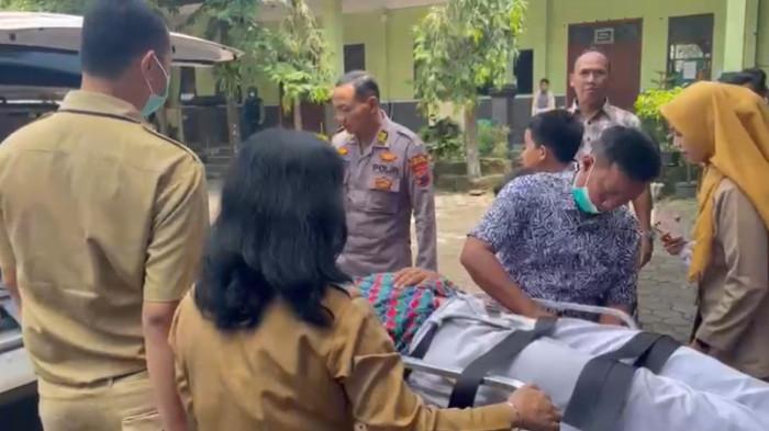 Murid SDN Ungaran 01 di Jalan Diponegoro, Kelurahan Sembungan, Kecamatan Ungaran Barat, Kabupaten Semarang, Jawa Tengah, hendak dimasukkan ke ambulans pada Selasa (30/9/2025). Sejumlah murid di sana mengeluh pusing dan mual setelah diduga mengonsumsi makanan bergizi (MBG).