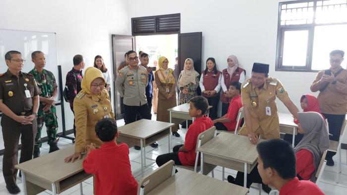 SEKOLAH RAKYAT. Bupati dan Wakil Bupati Kebumen, Lilis Nuryani dan Zaeni Miftah berbincang dengan siswa SMP saat pelaksanaan MPLS di Sekolah Rakyat Terintegrasi 44 Kebumen, Senin (30/9/2025).