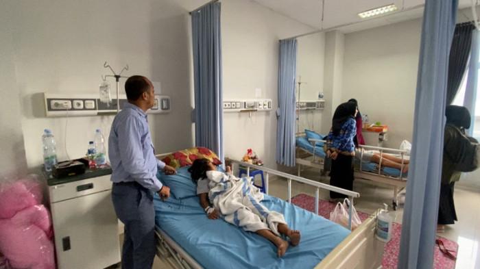 TEMANI ANAK - Krisna Bramantyo Aji, ayah Azalea, menemani putrinya di ruang rawat inap sebuah rumah sakit di Kabupaten Semarang, Rabu (1/10/2025). Azalea merupakan satu di antara korban dugaan keracunan makanan program Makan Bergizi Gratis (MBG) yang kini masih menjalani perawatan intensif.