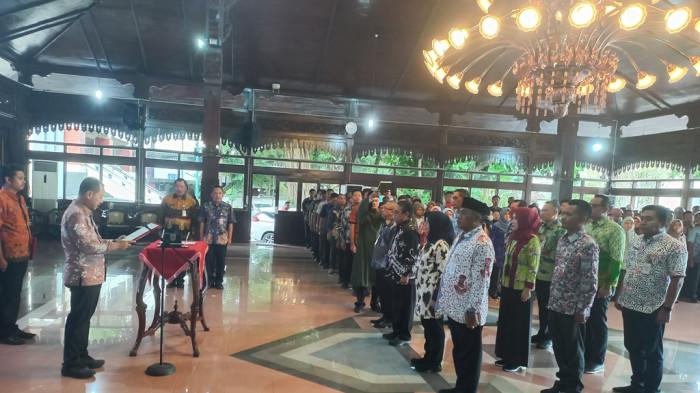 PELANTIKAN BERUJUNG NONAKTIF - Bupati Kudus Sam'ani Intakoris saat melantik 12 pejabat pimpinan tinggi pratama di Pendopo Kabupaten Kudus, Selasa (30/9/2025).