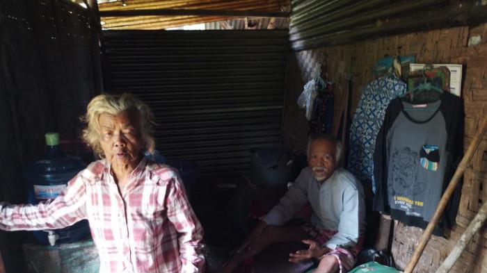 DERITA RAKYAT - Sepasang kakak-beradik lansia, Ngadiyem dan Tukimin saat berada di rumah gubugnya, Rabu (1/10/2025). Mereka hidup di gubug anyaman bambu yang sudah keropos, lantainya tanah yang dingin dan lembap, dan atap seng tua yang berlubang di banyak sisi.