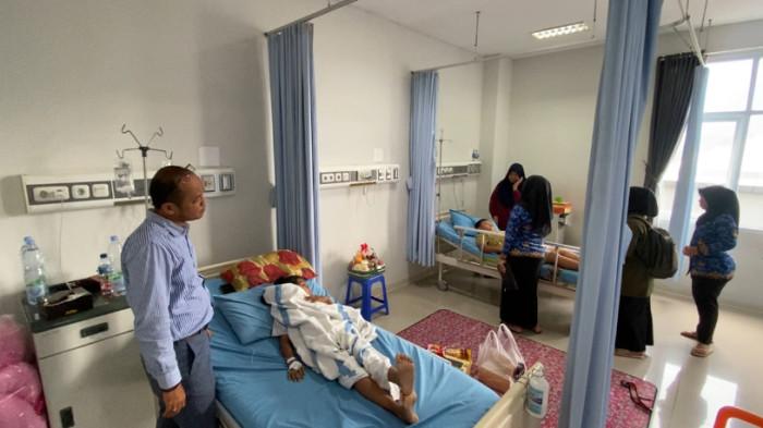 Krisna Bramantyo Aji, ayah Azalea, menemani putrinya di ruang rawat inap sebuah rumah sakit di Kabupaten Semarang, Rabu (1/10/2025). Azalea merupakan satu di antara korban dugaan keracunan makanan program Makan Bergizi Gratis (MBG) yang kini masih menjalani perawatan intensif.