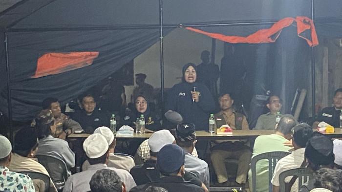 BERI ARAHAN: Kepala DVI Polda Jatim, Kombes Pol Wahyu Hidajati, saat memberikan arahan kepada keluarga korban runtuhan Ponpes Al Khoziny Sidoarjo, Jumat (3/10/2025). (KOMPAS.com/IZZATUN NAJIBAH)