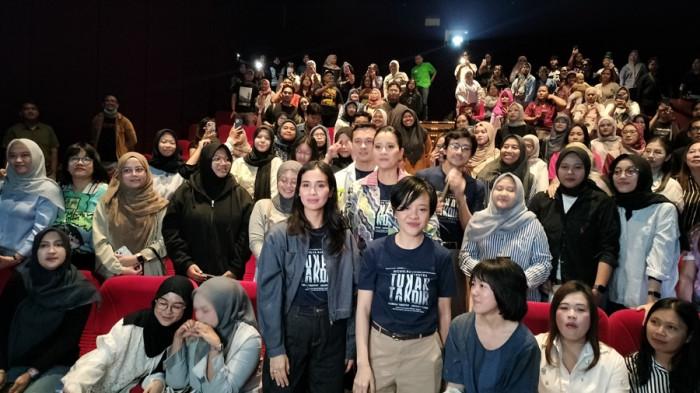 FOTO BERSAMA - Pemeran Film Tukar Takdir foto bersama dengan penonton di studio 5 XXI Semarang, Minggu (5/10/2025) sore.