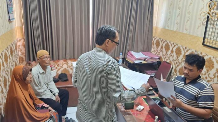 Kushayatun didampingi penasihat hukumnya melaporkan ke Satreskrim Polres Tegal Kota, Senin (6/10/2025). 
